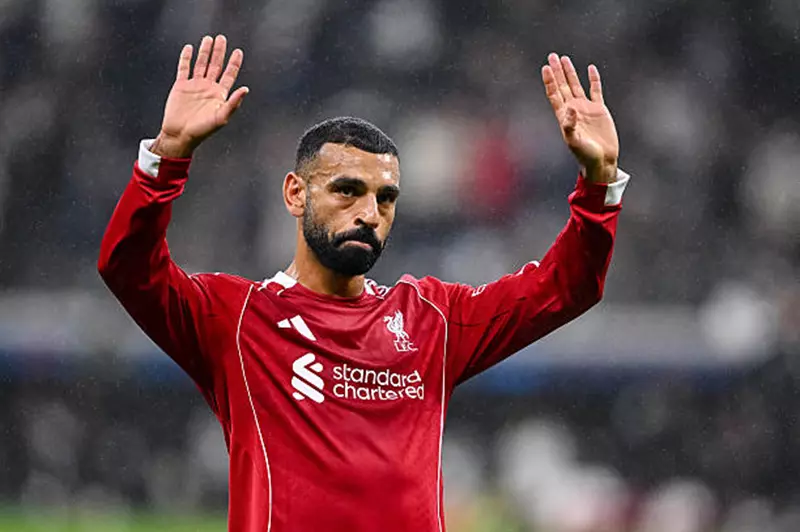 صلاح ينافس ميسي ورونالدو للتواجد في فريق الأفضل 2025